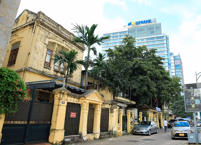 Một biệt thự khác có diện tích 357m2 tại phố Trần Hưng Đạo, phường Cửa Nam, quận Hoàn Kiếm do bố bà Nhàn đứng tên. Biệt thự nằm trên phố Trần Hưng Đạo cách không xa ga Hà Nội ở khu vực trung tâm Thủ đô. Ảnh: Người Đưa tin. 