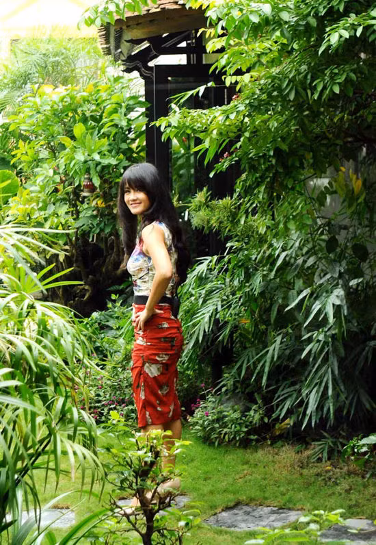 ‘Bà chủ’ Hồng Nhung – người tạo nên khu vườn đẹp như cổ tích.
