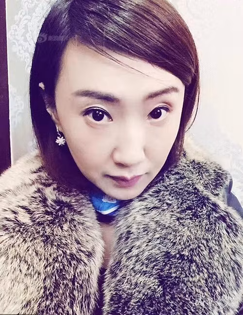 Dân mạng thế giới vừa mới "sửng sốt" với thông tin tuyển chồng thứ 9 của một nữ đại gia U60 người Thái Lan thì mới đây, dân mạng Trung Quốc lại xôn xao trước thông tin một nữ đại gia 42 tuổi, người Hàng Châu đăng tin tuyển chồng. Trong đó, có bản hợp đồng mai mối đặc biệt gây chú ý. Theo thông tin đăng tải, nữ đại gia này họ Vương, sinh năm 1975, đã từng ly hôn và đang độc thân. Gia đình tri thức, là con gái một, hiện đảm nhận vị trí giám đốc điều hành tại một công ty ở Hàng Châu, phụ trách giám sát, đào tạo nhân lực khắp toàn quốc, sự nghiệp tốt, thu nhập cao.