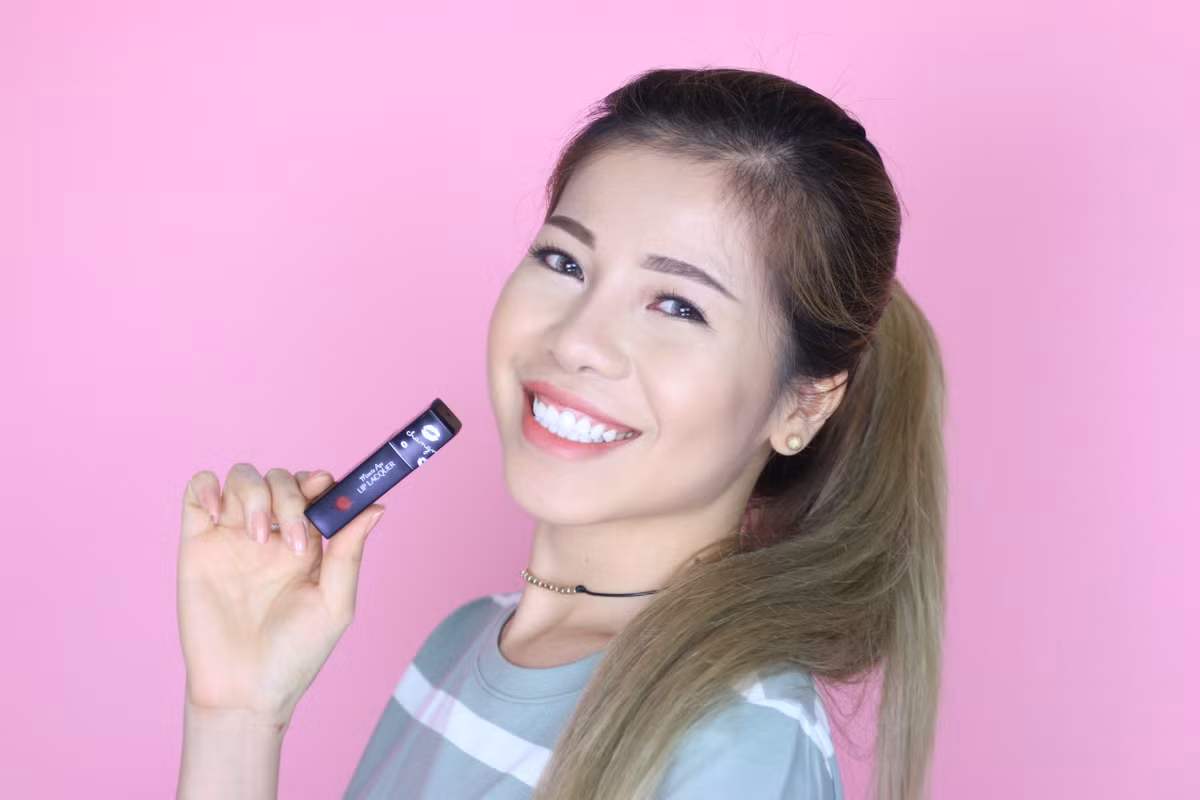 Những tín đồ của dòng son màu đất đã được phen điêu đứng với bảng màu không thể tuyệt vời hơn khi nữ Beauty Blogger xinh đẹp này kết hợp với nhãn hàng Miracle Apo ra mắt dòng son mang tên mình vào giữa năm 2016.