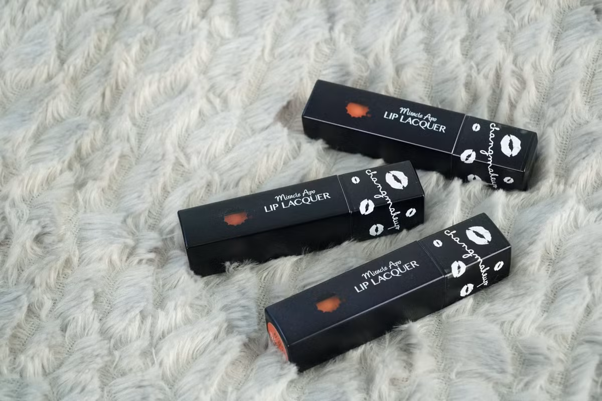 3 gam màu đất của BST Miracle Apo Changmakeup nhanh chóng lọt vào mắt xanh của nhiều cô nàng nghiện làm đẹp. Tuy thiết kế có phần đơn giản, chất son không bền nhưng màu son khá đẹp và chuẩn cùng giá thành vô cùng hợp lý là những lý do khiến Miracle Apo Changmakeup trở thành "must-have-item" của các tín đồ làm đẹp vào thời điểm ấy.