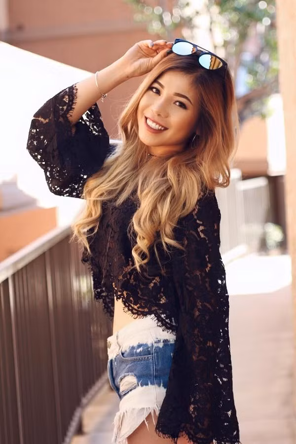 Có lẽ chính vì cô nàng may mắn hữu đôi môi kiểu chuẩn, và tình yêu đối với son môi của Changmakeup là vô cùng lớn. Mọi người có thể dễ dàng nhận thấy kênh YouTube của cô nàng ngập tràn những video về swatch và review son rất tỉ mỉ.