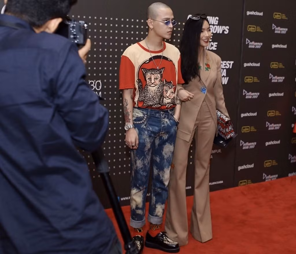 Nhờ phong cách thời trang ấn tượng, Decao được đề cử hạng mục Fashion tại Influence Asia 2017. Khi tham dự sự kiện này, anh lại bất ngờ trở thành tâm điểm trên mạng khi vướng phải nghi vấn đạo nhái phong cách của thành viên Ten (nhóm nhạc Hàn NCT) và mặc đồ fake.