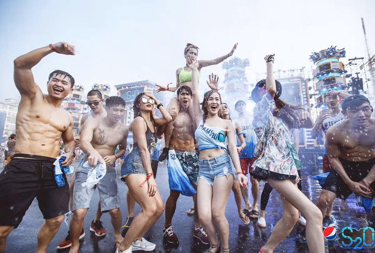 Trong ngày đầu diễn ra Lễ hội té nước Songkran, đã có rất nhiều hình ảnh đẹp được ghi lại mà nhân vật chính trong đó là những bạn trẻ người Thái, các thanh niên người nước ngoài, cùng vui đùa, té nước thỏa thích.