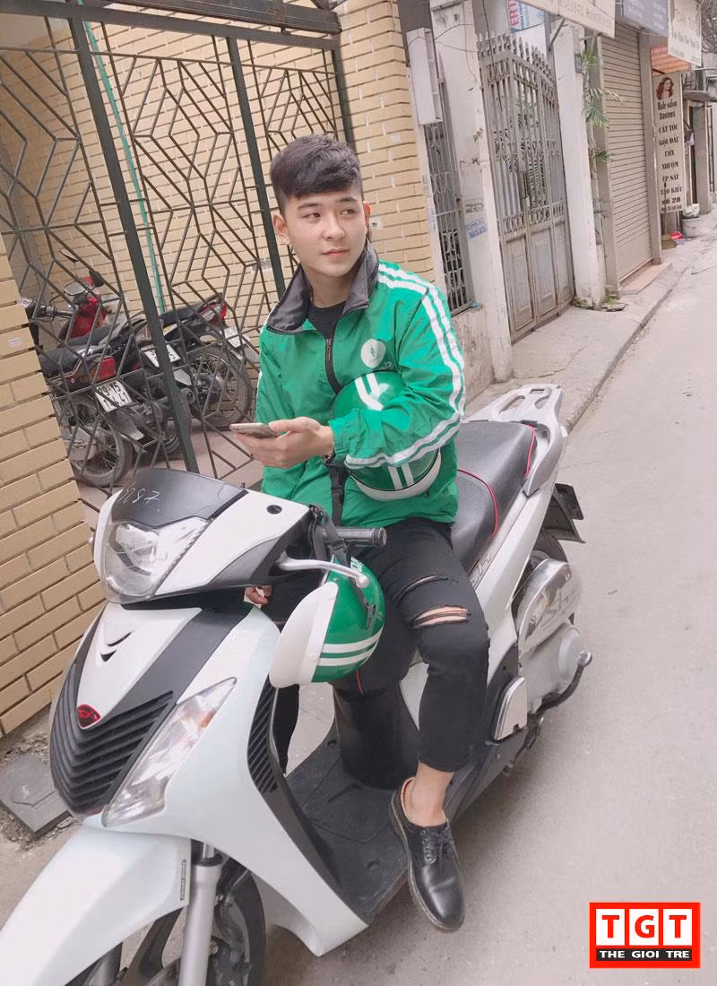 Hot face Nguyễn Quốc Đức còn đăng tải hình ảnh này với một đoạn chia sẻ hóm hỉnh: "Đã xuất hiện Soai Ca #Grab. Kêu gọi 500 anh em SHARE truy tìm danh tính Facebook... Có ai hay đi Grap gặp bạn này chưa?".