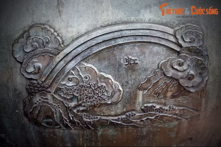Khi khánh thành bộ Cửu Đỉnh, vua Minh Mạng nhận xét những chiếc đỉnh này “to lớn sừng sững, đứng cao, không vết nứt nẻ chút nào”. Lời nói của vua chứng tỏ trình độ đúc đồng thời đó đã phát triển đến độ hoàn mỹ.