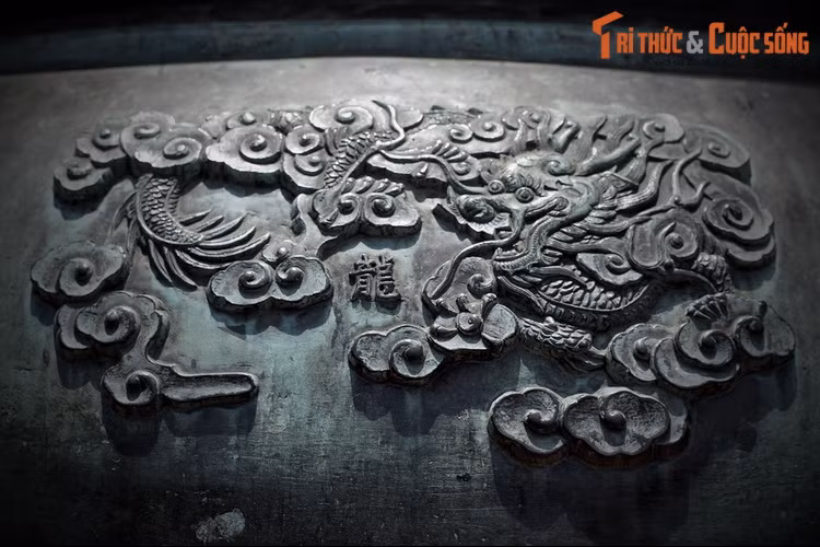 Đó là những bức chạm độc lập, hoàn chỉnh, là sự kết hợp điêu luyện giữa nghệ thuật đúc và chạm nổi đồ đồng của Việt Nam, giữa văn hoá dân gian và văn hoá bác học của người Việt xưa.