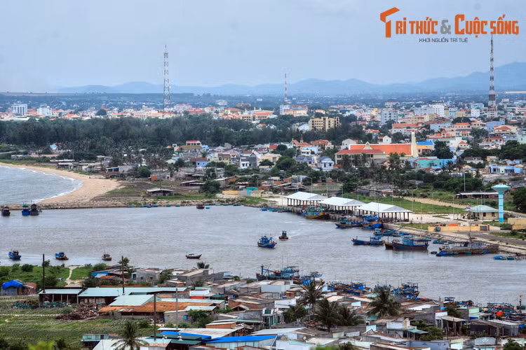 Phong cảnh Phan Thiết nhìn từ đồi Bà Nài. Nằm ở phía Đông của thành phố, đồi Bà Nài là nơi có hai di tích lịch sử nổi tiếng: Lầu Ông hoàng và tháp Chăm Po Sah Inư.