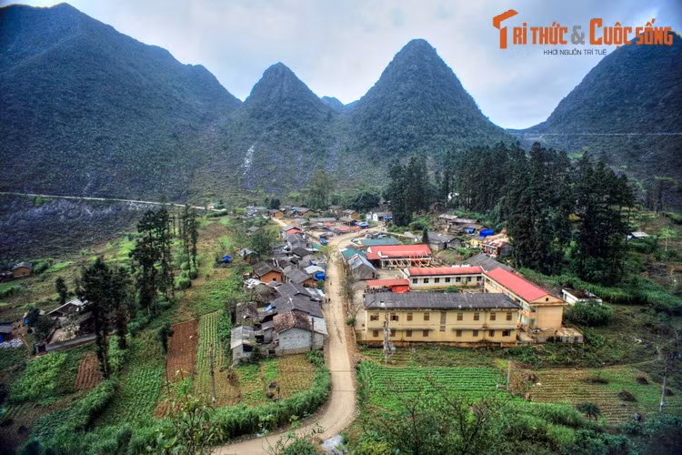 Trung tâm xã Sà Phìn, huyện Đồng Văn, nơi có dinh Vua Mèo nằm trên ngọn đồi rợp bóng cây sa mộc.