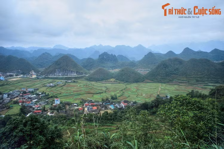 Một góc thị trấn Quản Bạ, huyện Quản Bạ nhìn từ trên cao với ngọn Núi Đôi đã đi vào truyền thuyết của Hà Giang.