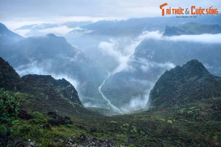 Khung cảnh huyền ảo của sông Nho Quế nhìn từ đèo Mã Pí Lèng.