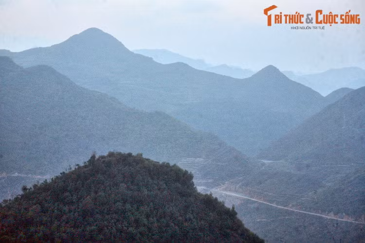 Những dãy núi trùng điệp trải dài đến hút tầm mắt nhìn từ cột cờ Lũng Cú.