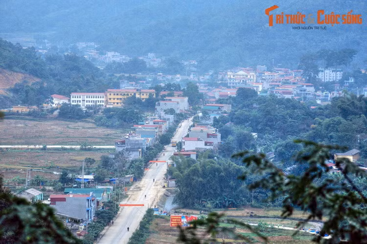 Toàn cảnh thị trấn Yên Minh, huyện Yên Minh, nhìn từ Quốc lộ 4C.