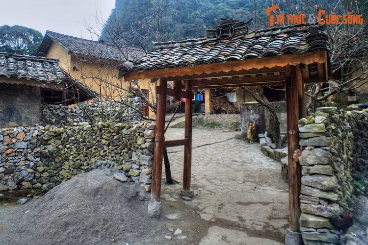 Không chỉ lôi cuốn bởi vẻ đẹp của thiên nhiên, Sủng Là còn níu chân du khách bằng những sắc màu văn hóa đặc sắc. Điều này được kết tinh ở làng văn hóa Lũng Cẩm, nơi sinh sống của 60 hộ dân thuộc các dân tộc khác nhau như Mông, Hoa, Lô Lô...