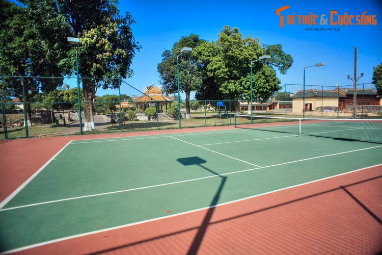 Công trình "kỳ lạ" nhất trong Tử Cấm Thành Huế là một sân tennis hiện đại. Vua Bảo Đại đã cho sân tennis này năm 1933 để phục vụ hoạt động thể thao của hoàng gia và quan khách.