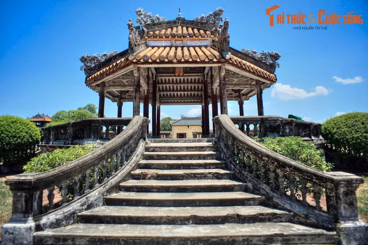 Với vị trí là nơi ở của vua và gia quyến, Tử Cấm Thành được bảo vệ nghiêm ngặt. Ngay cả các quan đại thần, nếu không có phận sự cũng không được lai vãng. Ảnh: Một lầu vọng cảnh trong khu vực Tử Cấm Thành.