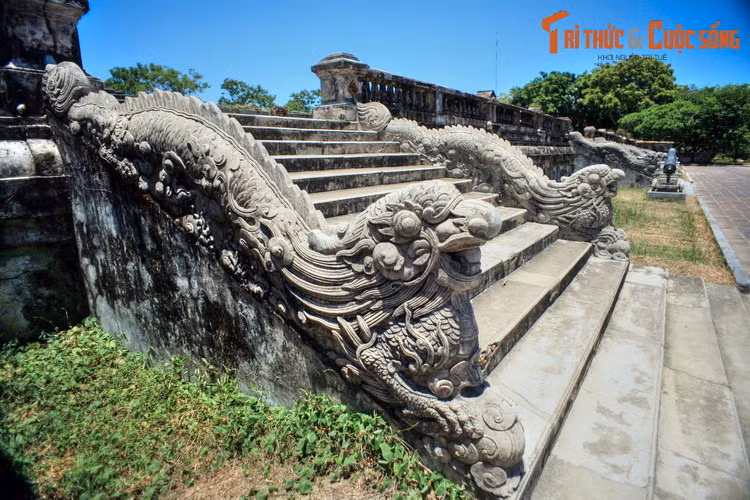 Bên trong Tử Cấm Thành có tất cả hơn 50 công trình kiến trúc với các chức năng khác nhau. Các công trình chính gồm điện Cần Chánh, điện Càn Thành, cung Khôn Thái, điện Kiến Trung, ngày nay đều không còn. Ảnh: bệ rồng ở phế tích điện Kiến Trung.
