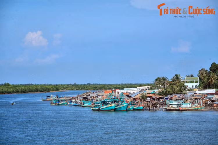 Đông Hồ - đầm nước mặn có diện tích 1.384,36 ha nằm ở phía Đông thành phố Hà Tiên - cũng là một thắng cảnh nổi tiếng thuộc “Hà Tiên thập cảnh”. Thi sĩ Lâm Tấn Phác, một danh nhân của đất Hà Tiên, đã lấy tên Đông Hồ làm bút hiệu cho mình.