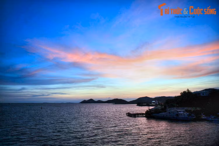 Hoàng hôn Hà Tiên nhìn từ cầu Tô Châu, cây cầu bắc qua sông Giang Thành ở cửa biển Tô Châu.