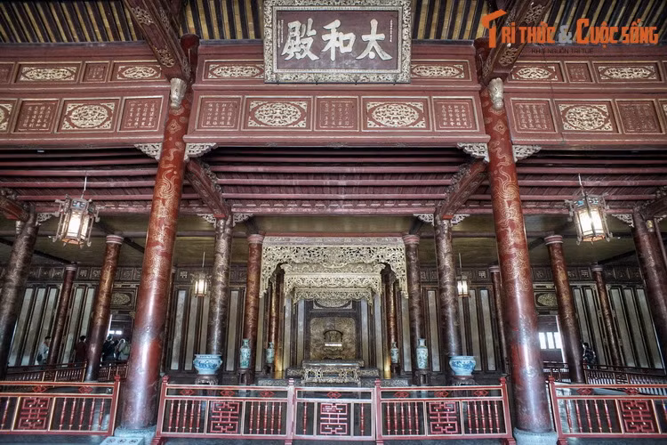 Việc trang trí được thực hiện theo mô thức một ô thơ hoặc một đại tự đi liền với một bức họa tạo nên kiểu thức "nhất thi nhất họa" hoặc "nhất tự nhất họa", gần như đã trở thành một phong cách riêng trong trang trí kiến trúc cung đình thời Nguyễn. Ảnh chụp tại điện Thái Hòa.