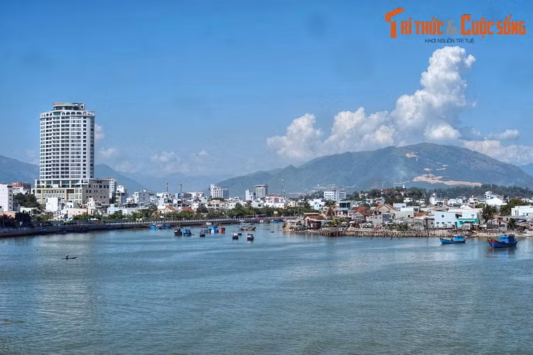Theo thời gian, các khu dân cư của người Việt hình thành ngày một đông đúc ở bờ Nam sông Cái. Đây là cơ sở để người Pháp tiến hành quy hoạch đô thị Nha Trang những thập niên cuối thế kỷ 19, đầu thế kỷ 20.