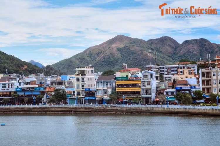 Với nhiều thế hệ người dân Nha Trang, sông Cái gắn với những kỷ niệm trải dài từ thuở thiếu thời cho đến khi đầu bạc răng long. Biết bao mối tình đã đơm hoa kết trái từ những buổi hẹn hò lãng mạn bên bờ sông hiền hòa.
