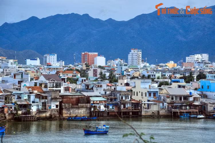 Trong kháng chiến chống Mỹ, vùng ngoại vi ở bờ Nam sông Cái là nơi lực lượng giải phóng xây dựng căn cứ để lãnh đạo phong trào cách mạng Nha Trang. Giai đoạn này, dòng sông luôn dậy sóng do hoạt động tuần tiễu của tàu Mỹ. Giữa ta và địch đã có nhiều trận đánh quyết liệt...