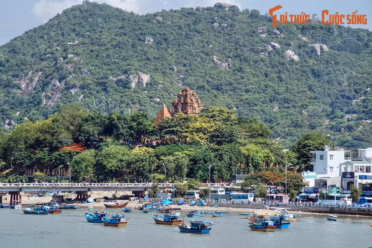Từ hơn một thiên niên kỷ trước, người Chăm đã tạo nên một cộng đồng dân cư trù phú ở hai bên bờ sông Cái. Di tích Chăm nổi tiếng của thành phố Nha Trang là tháp Bà Po Nagar, nằm trên đồi Cù Lao bên bờ Bắc của dòng sông. Khu thờ tự này có lịch sử hình thành từ thế kỷ thứ 7.
