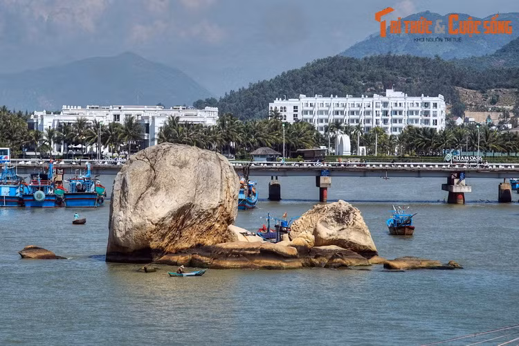 Một di tích Chăm khác là Hòn Đá Chữ nằm ở cửa sông, gồm hai cụm đá nằm gần nhau nhô lên giữa mặt nước. Trên Đá Chữ có khắc nhiều ký tự cổ của người Chăm, do bị bào mòn theo thời gian nên không còn đọc được.