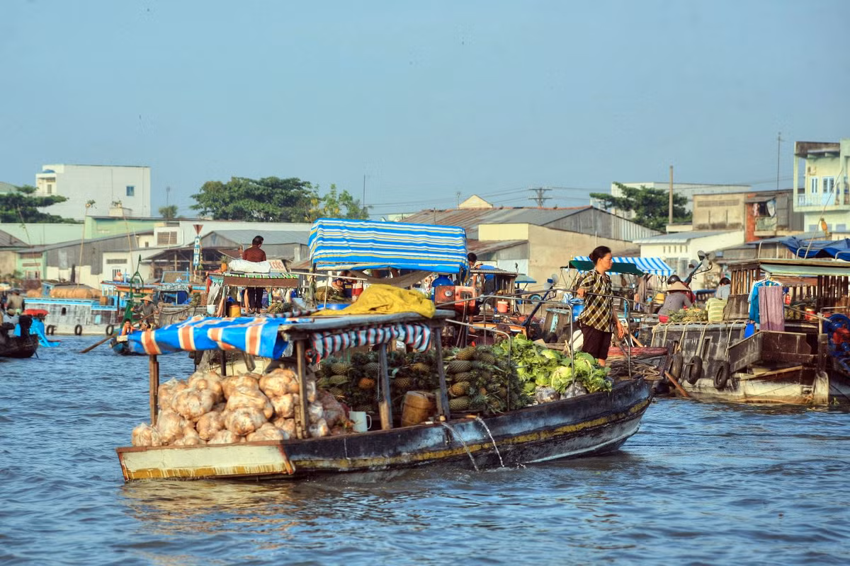 Một góc chợ nổi Cải Răng. Chợ họp từ mờ sáng trên đoạn sông Cần Thơ cách bến Ninh Kiều khoảng 4 km, là một trong những khu chợ nổi đặc sắc nhất của vùng đồng bằng sông Cửu Long.