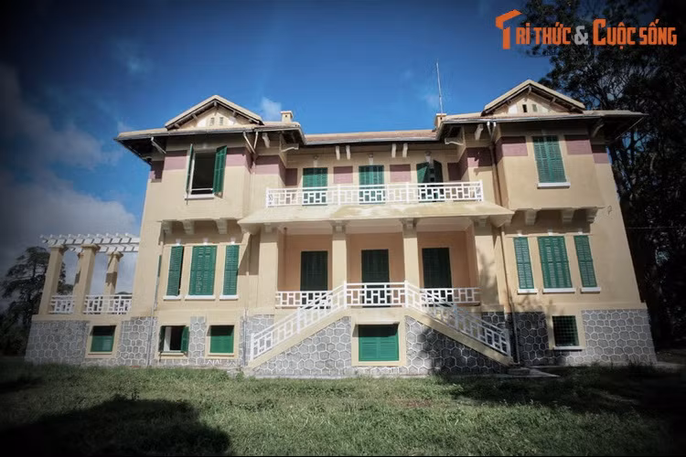 Trong cuốn sách “Đà Lạt xưa” do NXB Văn hóa Sài Gòn phát hành năm 2008, tác giả Lê Phỉ cho biết dinh được xây trước năm 1910, là công trình đồ sộ xây dựng sớm nhất ở Đà Lạt, trước cả khách sạn Dalat Palace.