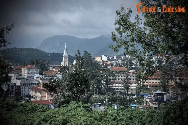 Tầm nhìn từ khu "đất vàng" của dinh Tỉnh trưởng về khu vực trung tâm thành phố Đà Lạt.