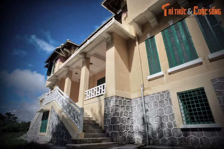 Cuốn sách có trích dẫn một số tư liệu cũ về dinh Tỉnh trưởng Đà Lạt: “Vào khoảng năm 1917, Công sứ Outrey, các Công sứ, Thị trưởng kế tiếp ở tại đó. Dinh thị trưởng chỉ có 2 tầng… Đó là một kiến trúc khối có 4 cửa: Cửa chính có bậc thang (perron) lên từ hai bên…”.