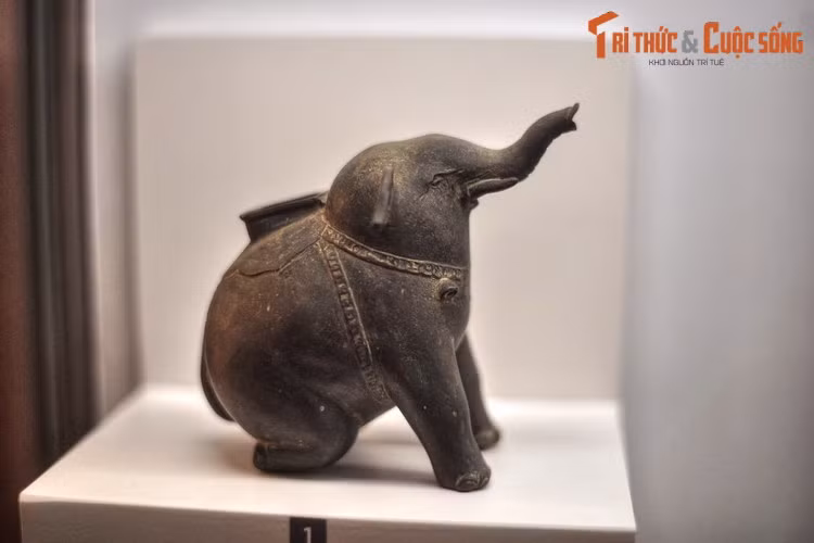 Ấm hình voi bằng đồng thuộc triều đại Tây Sơn, cuối thế kỷ 18, hiện vật của Bảo tàng Lịch sử TP. HCM. Vào thời Tây Sơn, sức mạnh của lực lượng voi chiến đã đạt đến đỉnh cao. Hình tượng voi có vị trí quan trọng trong các đồ vật tạo tác thuộc triều đại này.