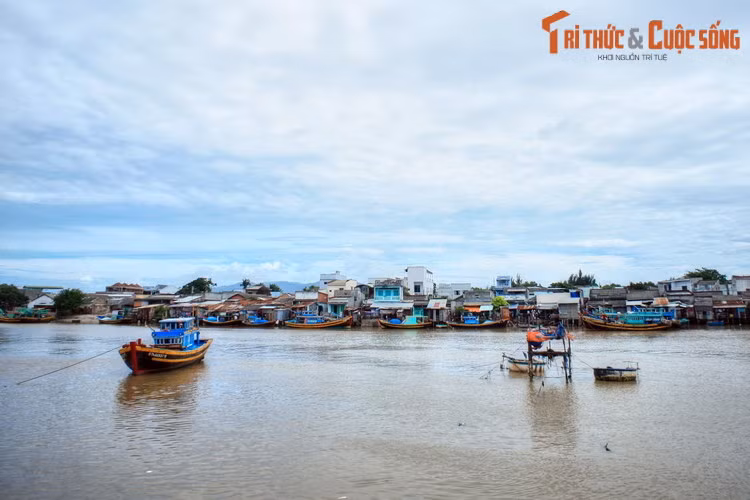 Theo một giai thoại, những cư dân Việt đầu tiên đến đây sinh sống nhận thấy thượng nguồn sông là nước ngọt, còn mấy km hạ nguồn là nước lợ, đôi khi là nước mặn, rất khác những con sông ở miền Bắc.