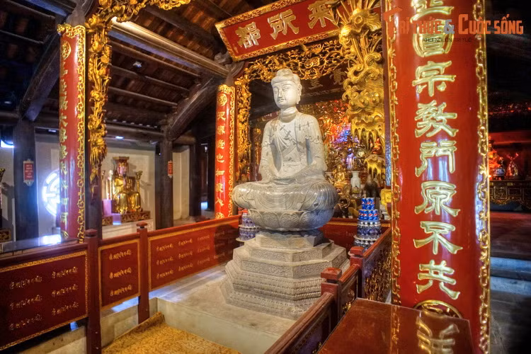 2. Tượng A Di Đà chùa Phật Tích (xã Phật Tích, huyện Tiên Du, tỉnh Bắc Ninh) có từ thời Lý, năm 1057, được coi là một trong những pho tượng Phật cổ xưa bằng đá đẹp nhất Việt Nam.