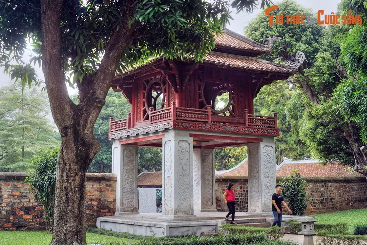 Giám sinh được chia ra làm 3 hạng. Thượng xá sinh, Trung xá sinh, Hạ xá sinh với ba mức học bổng khác nhau. Trong quá quá trình học tập, họ phải tự học kết hợp với nghe giảng sách, bình văn và làm các bài văn. Sách dùng cho việc học tập là Tứ Thư, Ngũ Kinh, các tuyển tập thơ phú cổ...