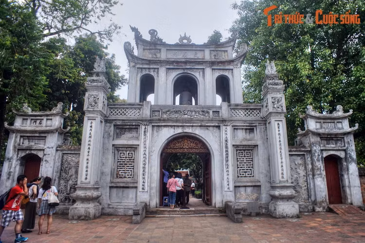 Nhân ngày 20/11, báo Tri thức &amp; Cuộc sống xin giới thiệu tới bạn đọc tư liệu về chuyện dạy học trong Văn Miếu - Quốc Tử Giám xưa. Văn Miếu ở Kinh thành Thăng Long được xây vào năm 1070, là nơi thờ các thánh hiền đạo Nho như Khổng Tử, Mạnh Tử... Đến năm 1076, vua Lý Thánh Tông cho lập thêm Quốc Tử Giám, ban đầu là nơi học của các hoàng tử, sau thu nhận cả học trò giỏi trong thiên hạ. Có thể coi Văn Miếu – Quốc Tử Giám là trường đại học đầu tiên ở Việt Nam.