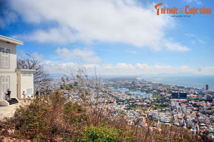 Từ ngọn hải đăng Vũng Tàu nhìn về khu vực trung tâm thành phố.