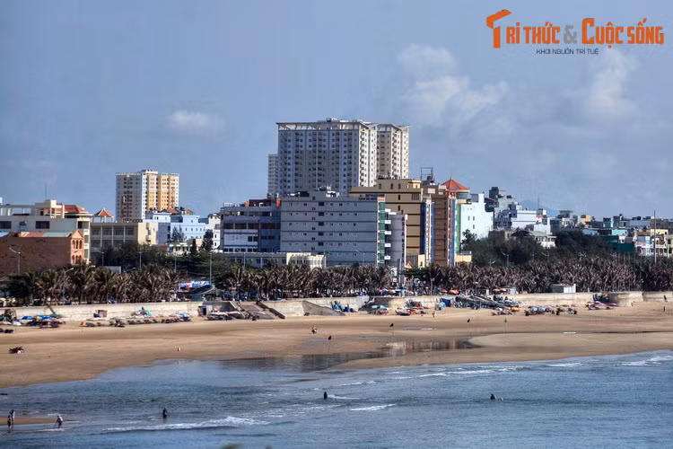 Từ Hòn Bà nhìn về Bãi Sau, bãi biển kéo dài khoảng 8km ở phía Đông Nam thành phố Vũng Tàu.