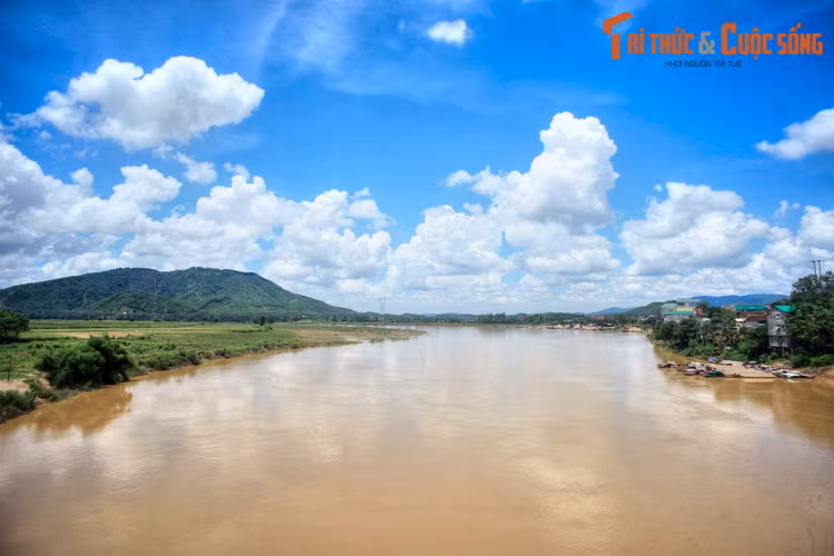 Là một trong hai con sông lớn nhất ở Bắc Trung Bộ, sông Lam chảy qua địa phận hai tỉnh Nghệ An và Hà Tĩnh, là dòng sông gắn liền với lịch sử và văn hóa, cũng như cốt cách, khí phách, tâm hồn của con người xứ Nghệ.
