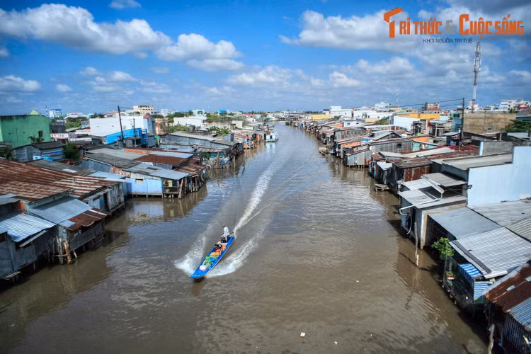 Những ngôi nhà bên kênh rạch và hoạt động giao thông đường thủy sôi động và một nét đặc trưng của thành phố Cà Mau, thủ phủ tỉnh cực Nam của dải đất hình chữ S.