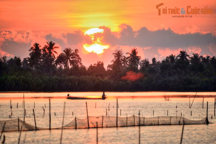 Bình minh trên đầm Thị Tường (huyện Phú Tân và Trần Văn Thời, tỉnh Cà Mau) một trong những đầm nước tự nhiên có diện tích lớn nhất vùng Đồng bằng sông Cửu Long.