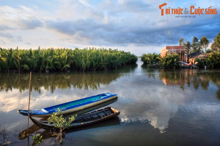 Vỏ lãi - loại thuyền nhẹn, thuôn dài - là phương tiện di chuyển rất thông dụng của người dân ở mảnh đất này.