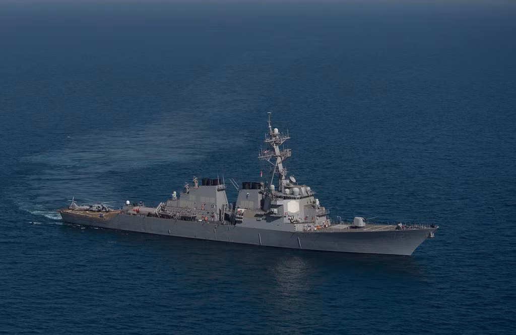 Lớp Arleigh Burke được chia thành nhiều phiên bản (Flight). 21 tàu đầu tiên từ DDG-51 tới DDG-71 được xếp vào Flight I, 7 chiếc tiếp theo (DDG-72 tới DDG-78) thuộc Flight II.