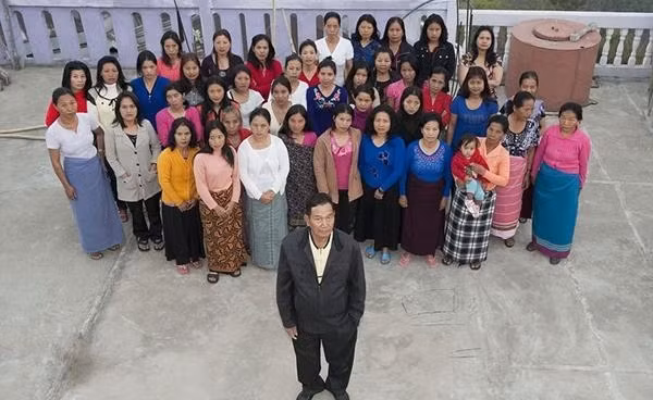 Người đàn ông có 39 vợ Một người đàn ông Ấn Độ tên là Ziona Chana có tới 39 người vợ, 14 người con dâu, 33 người cháu nội. Tất cả họ đều sống chung hòa thuận dưới một nhà.