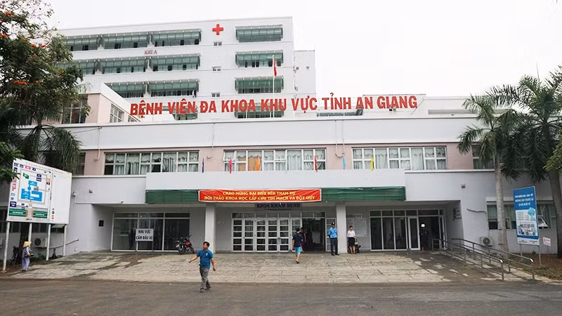  Bắt cóc trẻ sơ sinh vì... khó sinh con: Tháng 12/2017, Huỳnh Thị An (SN 1987, ngụ xã Vĩnh Châu, TP Châu Đốc, tỉnh An Giang) chăm sóc cháu đang nằm điều trị tại Bệnh viện Đa khoa khu vực tỉnh An Giang (cơ sở tại TP Châu Đốc) thì gặp anh Phan Thanh X. (ngụ huyện Tri Tôn) đưa vợ đến sinh con.