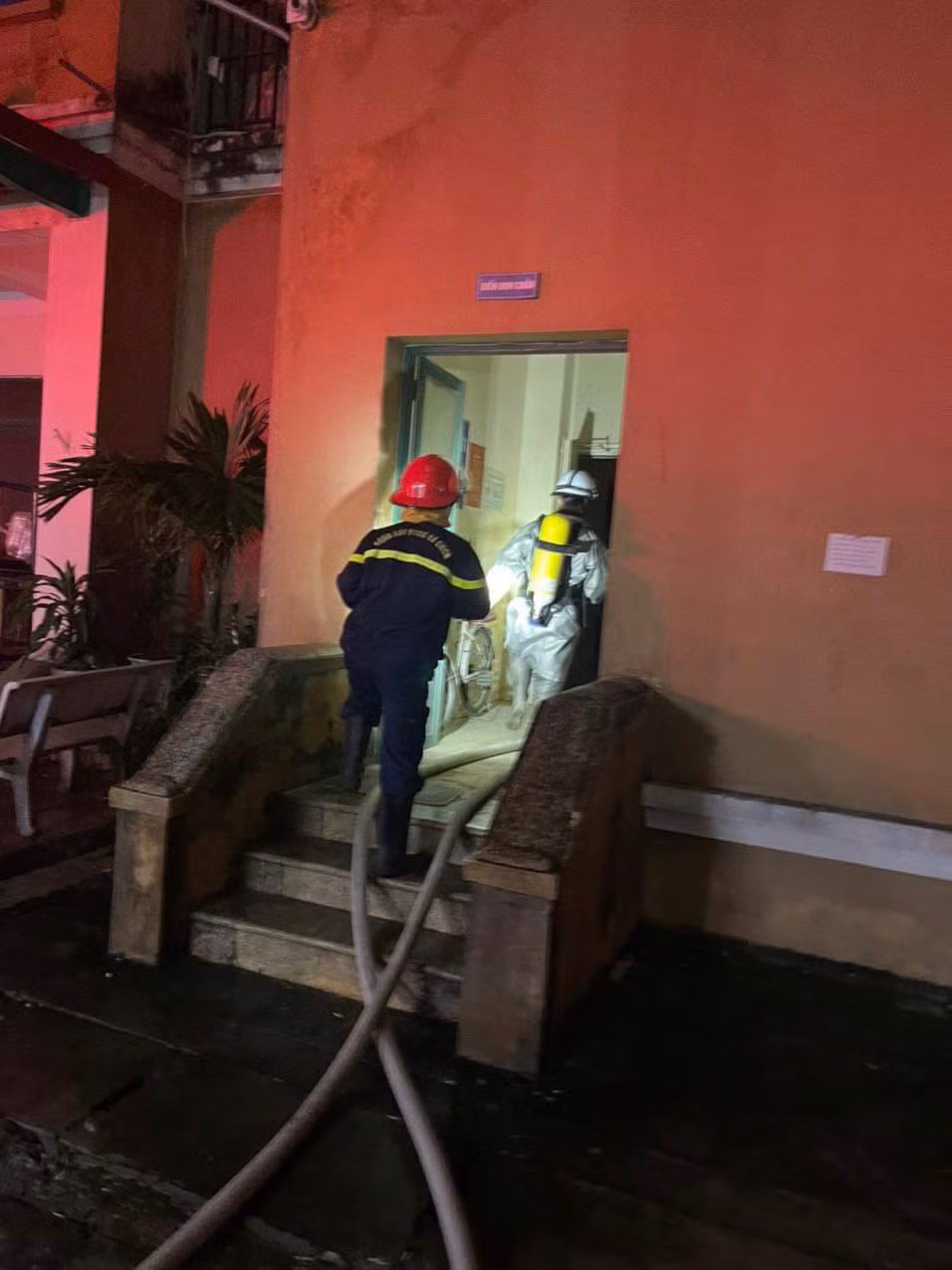 Công an quận Nam Từ Liêm cho biết đã cứu được 7 người kẹt phía trong và hướng dẫn 8 người thoát khỏi tòa nhà. Khu vực bùng phát hỏa hoạn nằm tại tầng 7. 