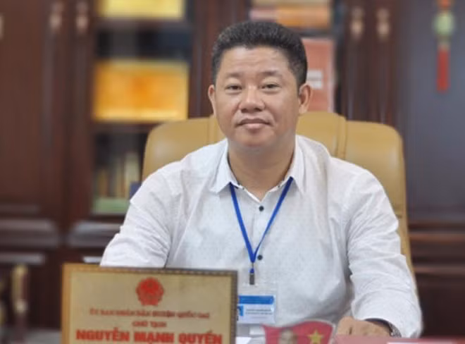 Ông Nguyễn Mạnh Quyền sinh năm 1975; quê quán xã Đại Cường, huyện Ứng Hoà, thành phố Hà Nội. Ông có trình độ Tiến sĩ Quản lý hành chính công, Cử nhân hành chính, Cử nhân Kinh tế, Cử nhân ngoại ngữ; Cao cấp lý luận chính trị. Ông là Thành uỷ viên, Phó Chủ tịch UBND thành phố Hà Nội nhiệm kỳ 2016-2021. Trước đó, ông từng giữ chức vụ Giám đốc Sở Kế hoạch và Đầu tư Hà Nội.
