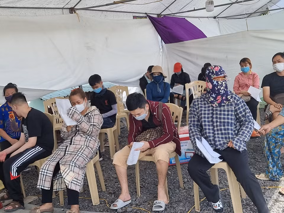 ''Hơn nữa nếu giả sử trong số hàng chục người ngồi chờ ở đây mà có ai đó bị dương tính thì chắc chắn chúng tôi lại không thể về nhà. Vì tôi quan sát thì thấy các ghế được xếp ngồi gần nhau, không có khoảng cách như khuyến cáo của Bộ y tế theo thông điệp 5K", chị Hiền nói. 